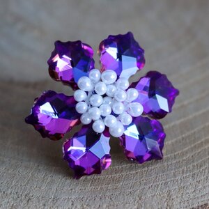 Botanisch & Dromerig, handgemaakte kristallen bloem broche