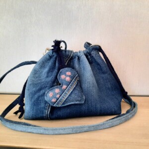 Denim schoudertas, homemade van hergebruikte Jeans, inclusief geborduurde tashanger.