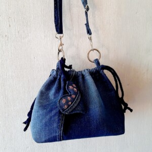 Denim schoudertas, homemade van hergebruikte Jeans, inclusief geborduurde tashanger.
