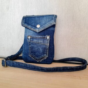 Denim telefoontasje met crossbody schouderband. Uniek handgemaakt, hergebruik jeans