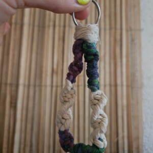 DNA knoop sleutelhanger beige/paars/groen