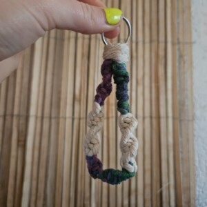 DNA knoop sleutelhanger beige/paars/groen