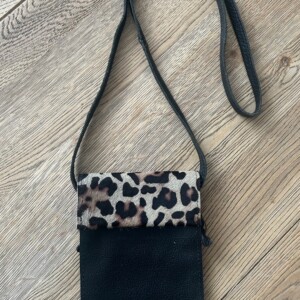 Handgemaakte leren telefoontas met panter klepje.