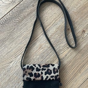 Handgemaakte leren telefoontas met panter klepje.