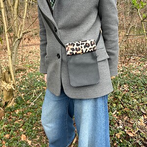 Handgemaakte leren telefoontas met panter klepje.