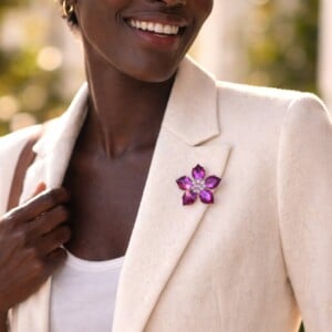 Fluweel & Fonkel, handgemaakte kristallen bloem broche