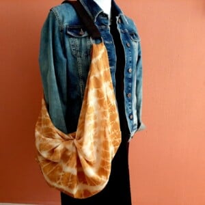 Furoshiki knooptas, geknoopt van een handgeverfde katoenen doek, inclusief draagband