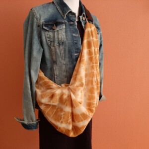 Furoshiki knooptas, geknoopt van een handgeverfde katoenen doek, inclusief draagband