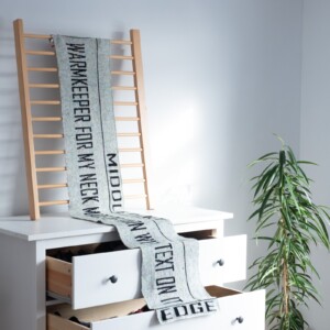 Gebreide sjaal met tekst, Warmkeeper for my neck with text on it, grappige tekst op sjaal, fluor kleuren tweed, bijzondere sjaal met letters