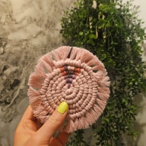 Gekleurde hart macrame onderzetter