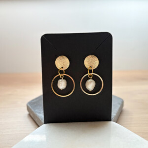 Vergulde oorbellen met zoetwater parels – handgemaakt & elegant