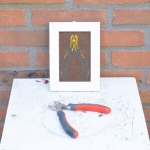 Grappig borduurwerk in hergebruikt frame, tang, gerecyclede lijst, raar borduursel, gek cadeautje, wall art, kniptang, gereedschap