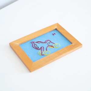 Grappig lief borduurwerk in frame, paardje, hergebruik, gerecyclede lijst, babykamer, cute kraamcadeau, wall art, lief, speelgoed