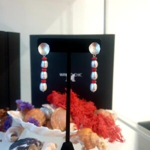 Grijze parels en koraal oorbellen