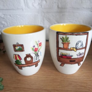 Handbeschilderde keramieken stapelmokken geel