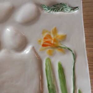 Handgemaakt keramiek schilderspalet met narcis – handbeschilderd (19 x 13 cm)