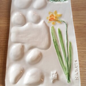 Handgemaakt keramiek schilderspalet met narcis – handbeschilderd (19 x 13 cm)