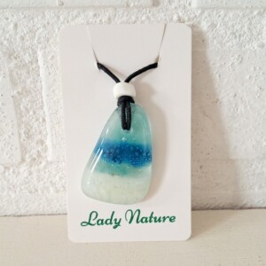 Handgemaakte hanger van versmolten glas in aqua turquoise blauw en wit,zeegezicht, inclusief antieke handelskraal enverstelbare ketting.