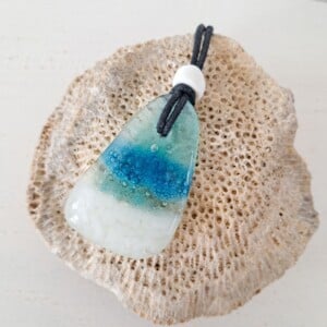 Handgemaakte hanger van versmolten glas in aqua turquoise blauw en wit,zeegezicht, inclusief antieke handelskraal en verstelbare ketting