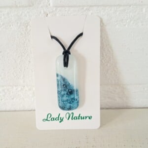 Handgemaakte hanger van versmolten glas in zee blauw  en wit, zeegezicht, kustlijn hanger, inclusief verstelbare ketting.