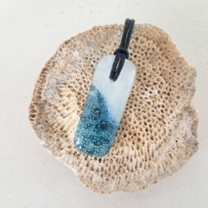 Handgemaakte hanger van versmolten glas in zee blauw  en wit, zeegezicht, kustlijn hanger, inclusief verstelbare ketting.