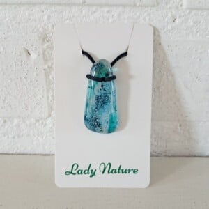 Handgemaakte hanger van versmolten glas in aqua turquoise blauw, groen en zwart, inclusief verstelbare ketting.