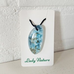 Handgemaakte hanger van versmolten glas in aqua turquoise blauw, steengrijs en zwart, inclusief verstelbare ketting.