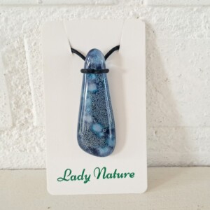 Handgemaakte hanger van versmolten glas in blauw.paars. wit en zwart, inclusief verstelbare ketting.