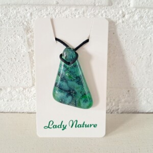 Handgemaakte hanger van versmolten glas in flesgroen donker blauw en zwart. Inclusief verstelbare ketting.