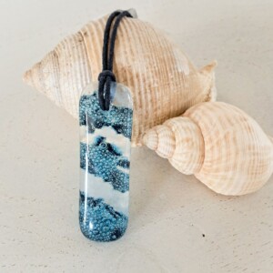 Handgemaakte hanger van versmolten glas met bubbels in aqua turquoise blauw, wit en zwart, inclusief verstelbare ketting.