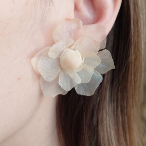 Handgemaakte Pastel Crème Bloem Oorbellen – S925 Zilver