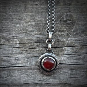 Handgemaakte sterling zilveren hanger met carneool en gegraveerde rand