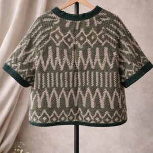 Handgemaakte wollen jas met textuur