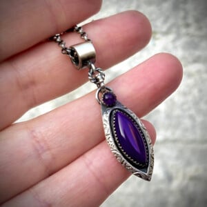 Handgemaakte zilveren hanger met agaat en amethist – unieke blauw/paarse edelsteen hanger