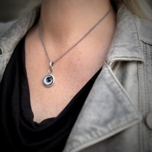 Handgemaakte zilveren hanger met onyx en parelmoer schelp maan