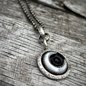 Handgemaakte zilveren hanger met onyx en parelmoer schelp maan