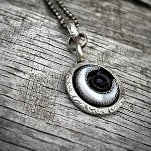 Handgemaakte zilveren hanger met onyx en parelmoer schelp maan