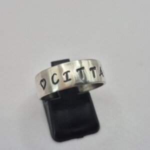 Handgemaakte zilveren naamring - Persoonlijk & tijdloos