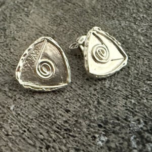 Handgemaakte zilveren oorknopjes driehoek – gerecycled zilver met fantasiepatroon