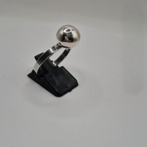 Handgemaakte zilveren ring met elegant balletje