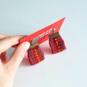 Handgeweven oorbellen in vrolijke kleuren, weef oorbellen, hang sieraad, boho style met koper of zilverkleurig haakje, inkle weave,bandweven