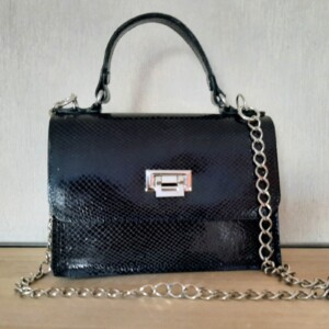 Handtas handgemaakt van een restant zwart lakleer met binnenvak en zilveren schouderband