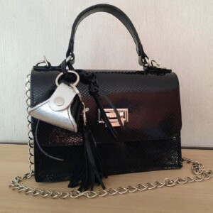 Handtas handgemaakt van een restant zwart lakleer met binnenvak en zilveren schouderband