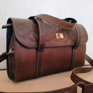 Handtas vintage look, uniek handwerk, geheel met de hand genaaid, stevig juchtleder.