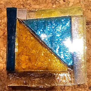 Hanger gemaakt d.m.v glasfusing Geel/blauw