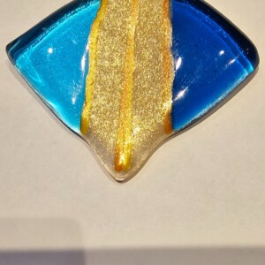 Hanger ( glasfusing) in blauw met goud en stringers