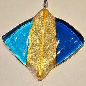 Hanger ( glasfusing) in blauw met goud en stringers