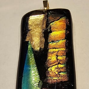 Hanger (glasfusing) met dichrioc glas.