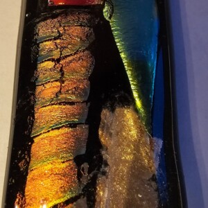 Hanger (glasfusing) met dichrioc glas.