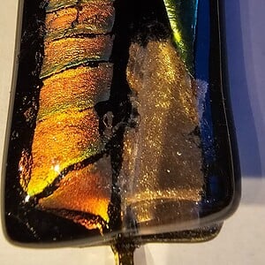 Hanger (glasfusing) met dichrioc glas.